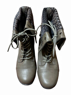Twisted Grey Fold-Over Sweater Cuff Combat Boots Cap Toe Winter Fall Size 10W